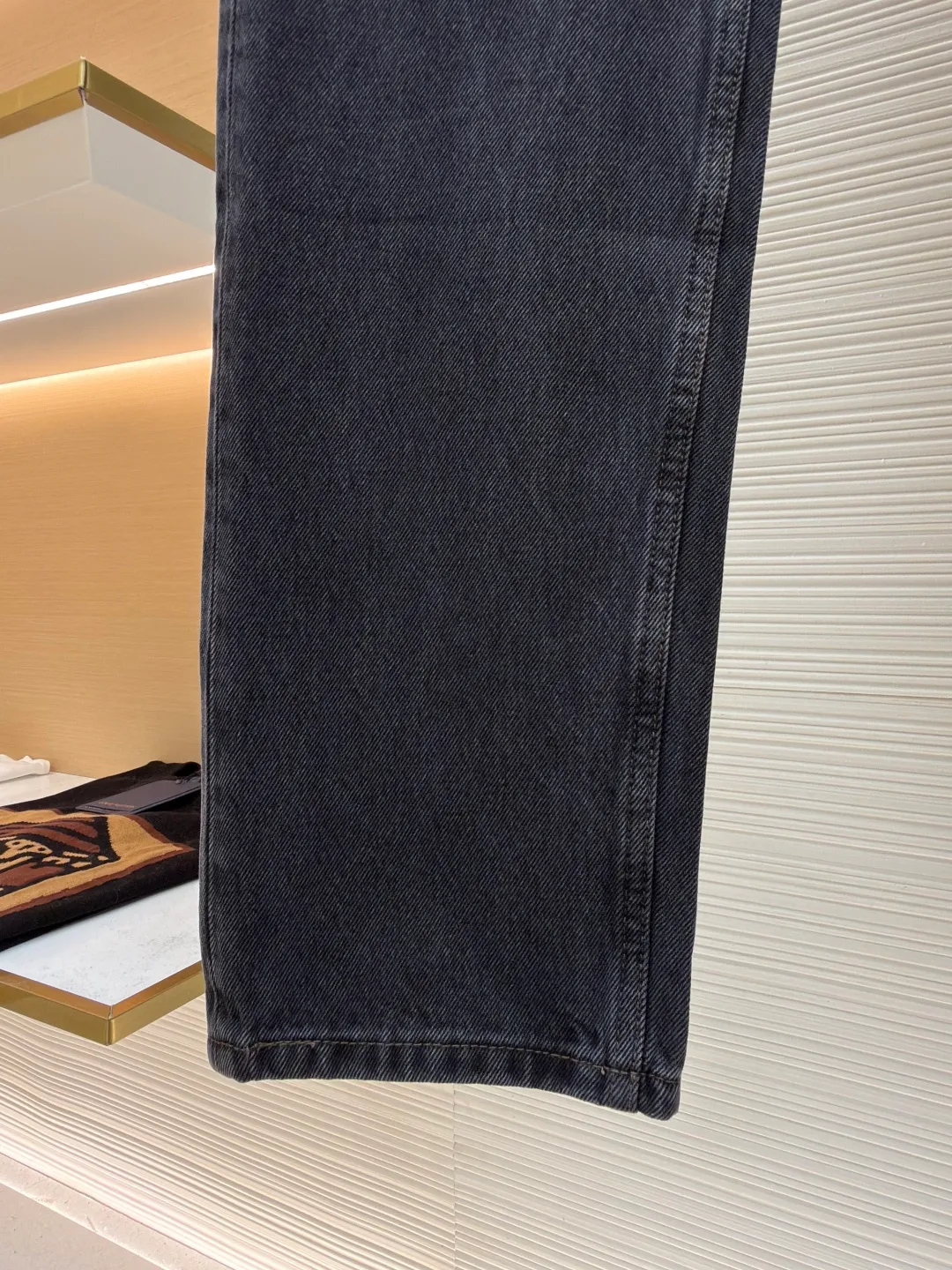 LOUISVUITTON patch letter jeans ●Authentic product: purchased and developed at 9350 ●Item number: 1680715-B10 ●Fabric: denim fabric ●Technology: washed production ●Version: fitted version ●Weight: about 685 grams ●Size: 30-32-34-36 ●Description: Letters gold gold thread embroidered denim Brand presbyopia logo iconic pattern It has a strong street American style and is very chic. The whole piece is still the same loose version as always, which hides the flesh. The regular denim lapel design gives people a smart and generous look. Customized logo buttons and leather labels come with a full set of accessories. It is cool, stylish and fairy-like. It is also an absolute C-position piece and is highly recommended!  Very heavy work, exquisite details, special washing process, multiple washings can show the same perfect washing color effect as the original. The overall wiring is straight and delicate, the fabric is comfortable and soft, and the color is consistent without color difference. It can be matched with the same style to create a fashionable look and control various occasions. Customized accessories, complete with three standards, same style for men and women!